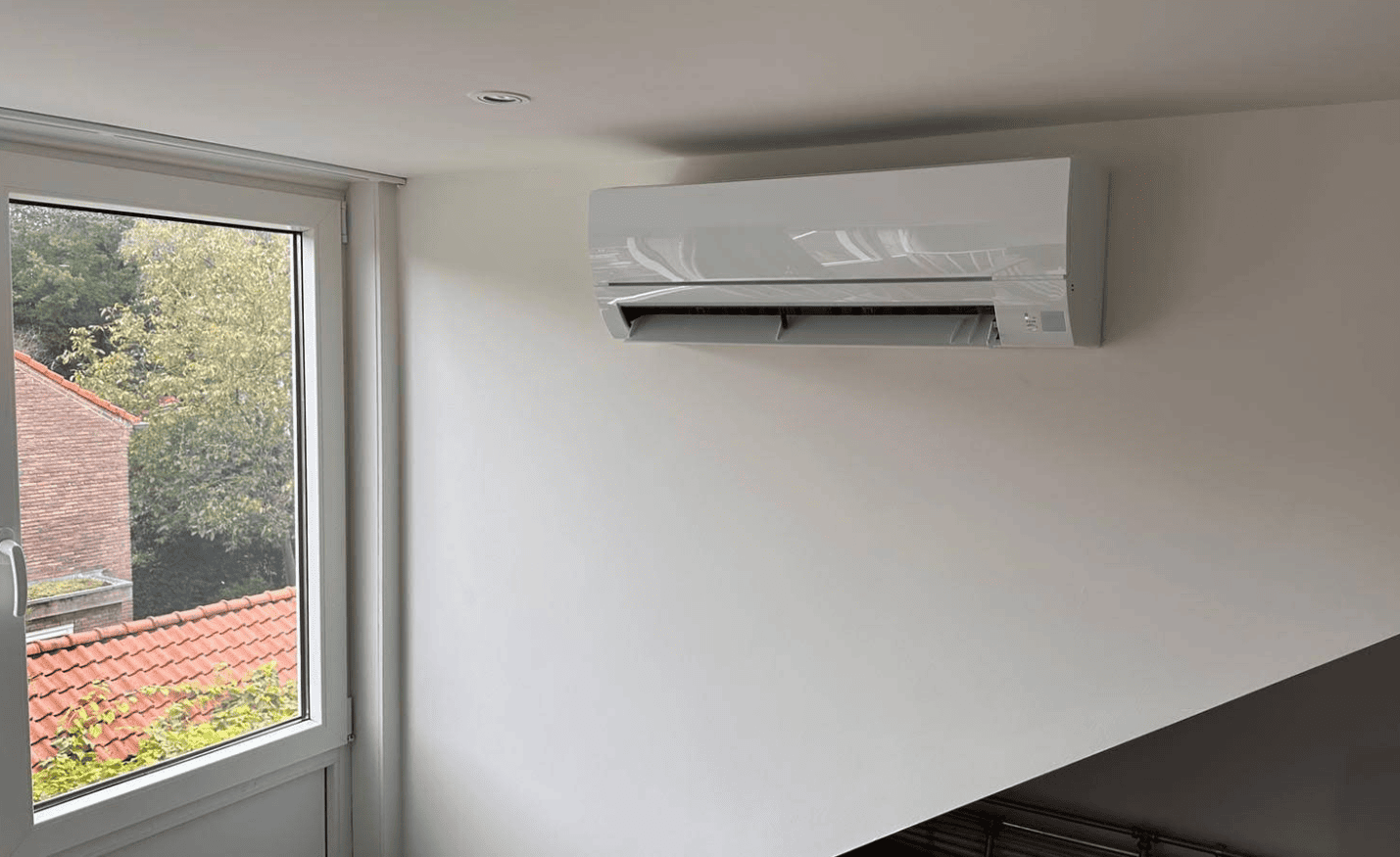 LG Dual Inverter airco geïnstalleerd aan muur door Ark Klimaattechniek regio Soesterberg