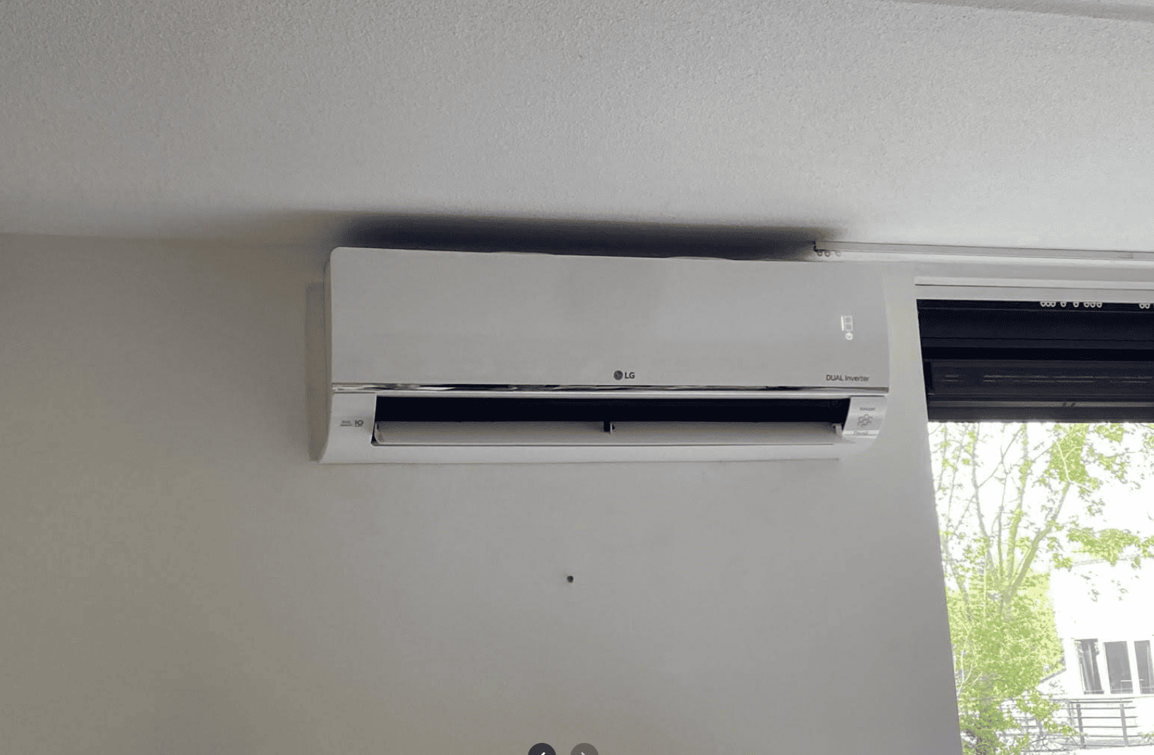 Mitsubishi binnenunit airco netjes geïnstalleerd in woonkamer door Ark Klimaattechniek