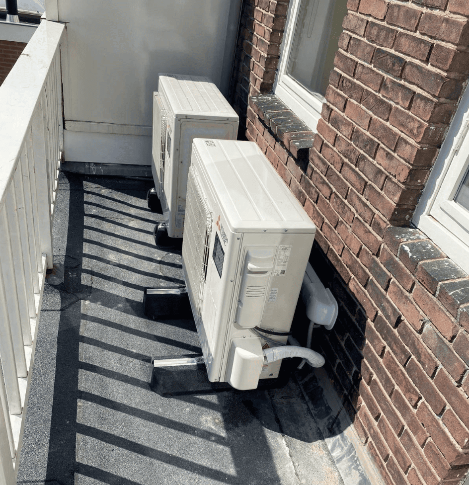 Twee Mitsubishi buitenunits geïnstalleerd op plat dak door Ark Klimaattechniek regio Soesterberg
