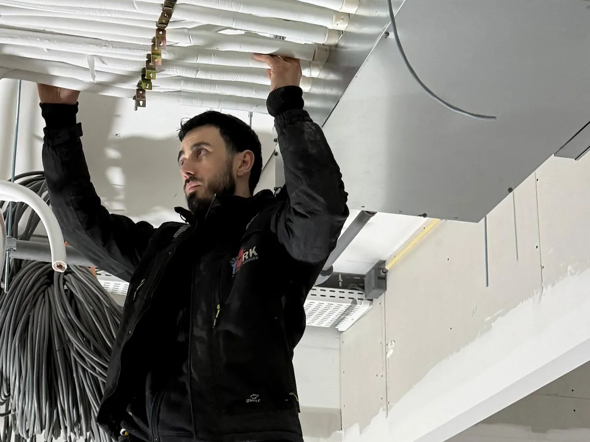 Ark Klimaattechniek monteur installeert airco in woning regio Soesterberg 2
