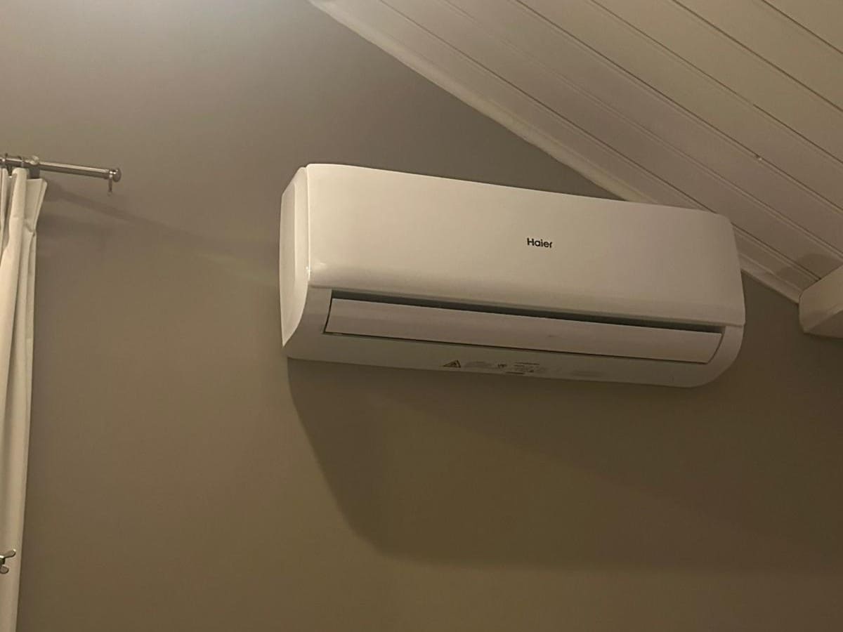 Haier binnenunit airco geïnstalleerd op slaapkamer door Ark Klimaattechniek